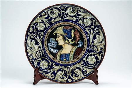 Piatto da parata in maiolica policroma a grottesche con profilo di Giulio Cesare. Faenza, secolo XIX