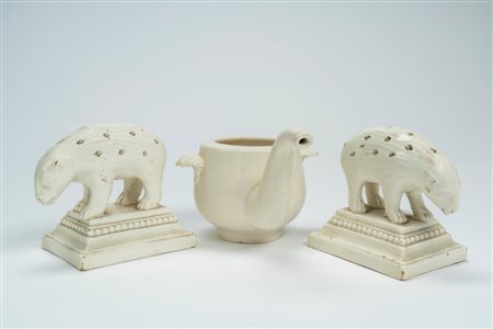 Coppia di porta stecchini in forma di istrice su basi a plinto e una lattiera in forma di proboscide in terraglia smaltata. Manifattura Aldrovandi, Bo […]