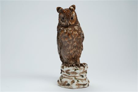 Gufo su roccia in ceramica policroma, secolo XIX/XX