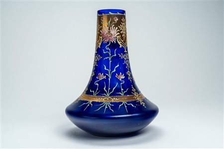 Vaso in vetro blu a collo alto con decoro in oro e a smalti policromi in rilievo a motivi floreali. Boemia, fine secolo XIX
