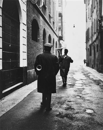 Virgilio Carnisio (1938)  - Milano, via san Carpoforo da via Mercato, 1970
