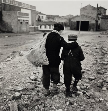 Enrico Pasquali (1923 - 2004)  - Senza titolo (Bambini, periferia di Comacchio), 1960s