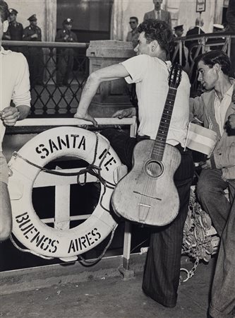 Tino Petrelli (1922 - 2001)  - Genova, partono gli emigranti, 1947