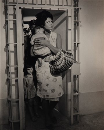 Pierluigi Praturlon (attribuito a) (1924 - 1999)  - Sofia Loren in "Ieri, oggi, domani", 1963