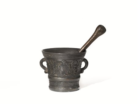 MORTAIO CON PESTELLO, SECOLO XVIIIin bronzo, due anse a volute, alt. cm 13,5...