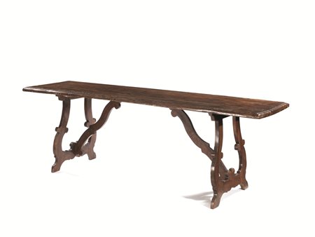 TAVOLO, SECOLO XVII, in noce a patina scura, piano rettangolare con becco di...