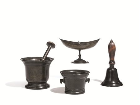 DUE MORTAI, SECOLO XVIIin bronzo di cui uno con due prese stilizzate ed uno...