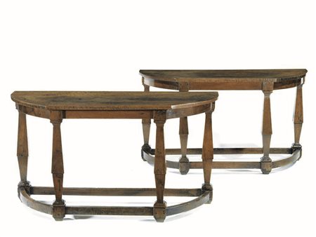 Coppia di tavoli a muro, Italia centrale, inizi sec. XVIII, in noce a patina...