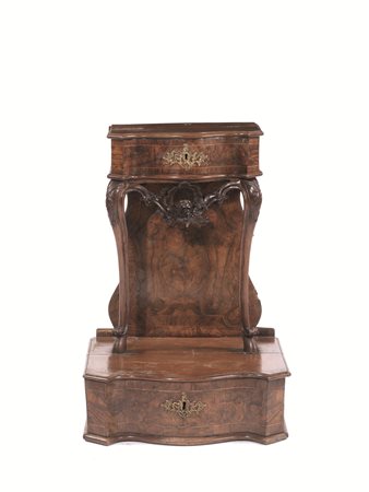 INIGNOCCHIATOIO ROMA, META' SECOLO XVIII in radica di noce intagliata, piano...