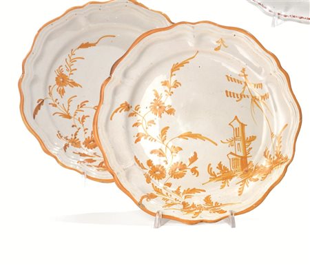 COPPIA DI PIATTI, LODI, METÀ DEL SECOLO XVIIIin maiolica, orlo mosso...