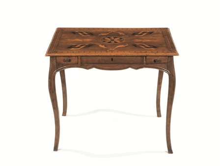 TAVOLINO, EMILIA, FINE SECOLO XVIII, in noce intarsiato, piano rettangolare...