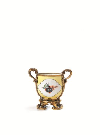 TAZZINA, MANIFATTURA DI MEISSEN, SECOLO XIXin porcellana gialla con decoro a...