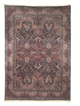 TAPPETO KIRMAN, INIZI SECOLO XXfondo blu con decori floreali azzurrI, avana e...