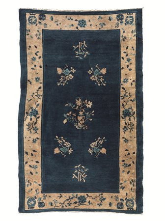 TAPPETO CINESE, FINE SECOLO XIXfondo blu con decori avorio e azzurrI, bordura...
