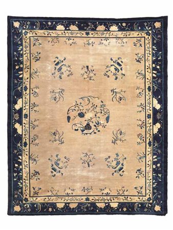 TAPPETO, CINA, SECOLO XXfondo beige con decoro a vasi e fiori in blu, bordura...