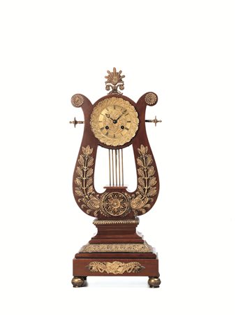 OROLOGIO SOPRAMMOBILE, PARIGI, INIZI SECOLO XIXcassa in legno in forma di...