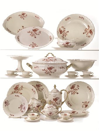 SERVITO DI PIATTI, MANIFATTURA HEREND, SECOLO XXin porcellana fondo bianco...