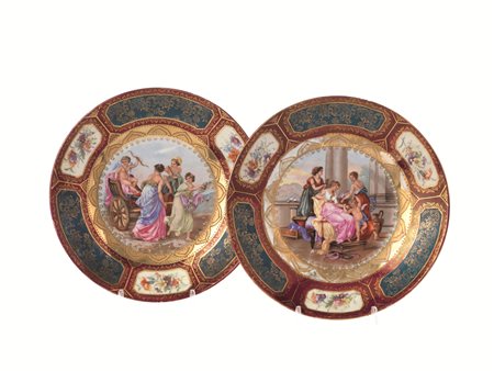 COPPIA DI PIATTI, FRANCIA, SECOLO XIXin porcellana policroma decorati...