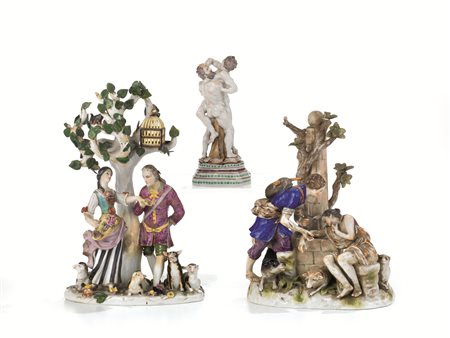 TRE GRUPPI, FRANCIA, SECOLO XIXin porcellana policroma raffiguranti...