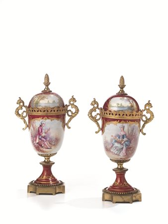 COPPIA DI VASETTI CON COPERCHIO, MANIFATTURA DI SEVRES, SECOLO XIXin...