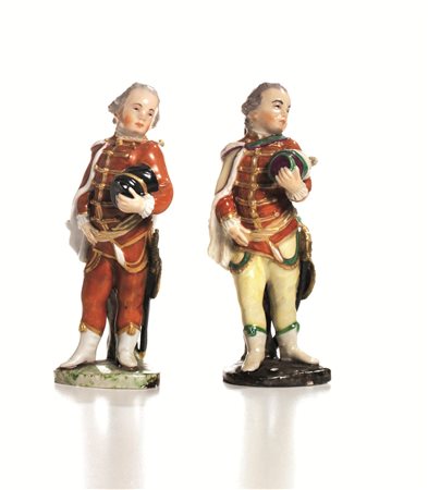 COPPIA DI FIGURE, MANIFATTURA DI LUDVISBURG, FINE SECOLO XVIIIin porcellana...