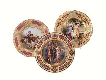 TRE PIATTI, MANIFATTURA DI VIENNA, SECOLO XIXin porcellana policroma,...