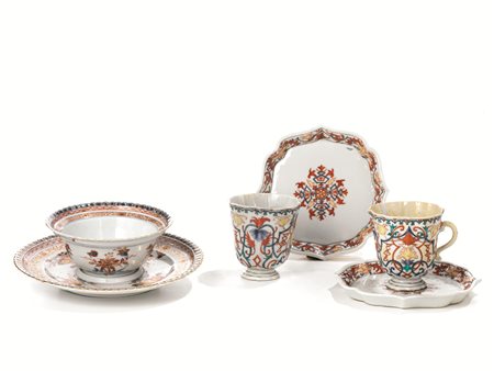 COPPIA DI TAZZE CON PIATTINO, MANIFATTURA DI VIENNA, SECOLO XIXin porcellana...