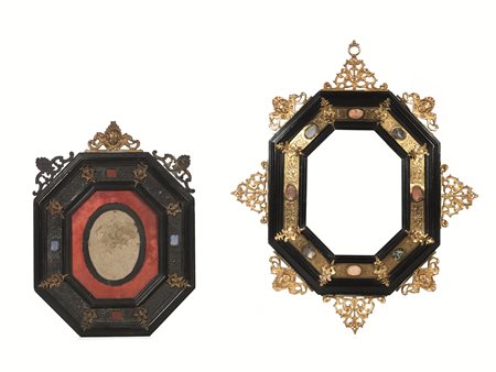 CORNICE, FIRENZE, META' SECOLO XIXdi forma ottagonale in legno ebanizzato,...