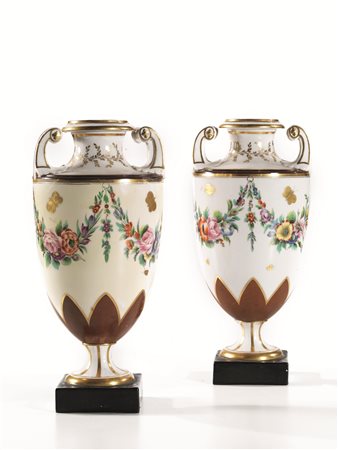COPPIA DI VASI, FINE SECOLO XIXdi forma ovoidale in porcellana bianco-oro con...