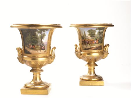 COPPIA DI VASI, FINE SECOLO XIXdi forma medici in porcellana bianco-oro...