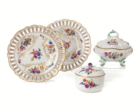 COPPIA DI PIATTI, MANIFATTURA DI MEISSEN, SECOLO XIXin porcellana decorata a...