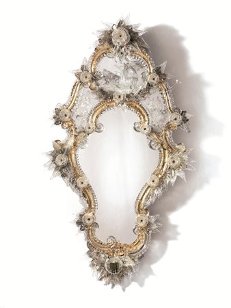 SPECCHIERA, MURANO, SECOLO XIXcornice di forma sagomata decorata con rosette...