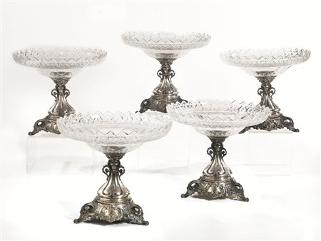 CINQUE ALZATE in vetro, su base in argento sbalzato, alt. cm 22, basi...