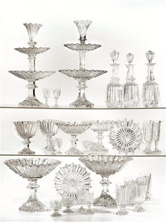 SERVITO DA TAVOLA IN CRISTALLO MOLATOcomposto di centocinquantotto pezzi,...