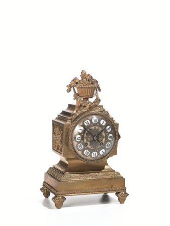 OROLOGIO, PARIGI, FINE SECOLO XIXin bronzo dorato, quadrante con numeri...