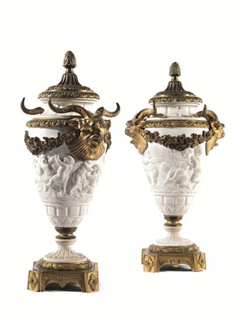 &nbsp;COPPIA DI VASI, MANIFATTURA DI SEVRES, 1772, in biscuit con montatura...