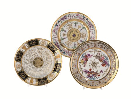 TRE PIATTI, FRANCIA, SECOLO XIXin porcellana bianco-oro decorati da fiori e...