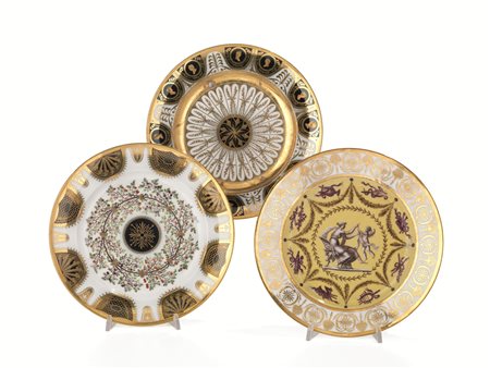 TRE PIATTI, FRANCIA, SECOLO XIXin porcellana bianco-oro, decorata da girali,...