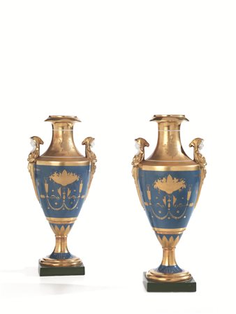 COPPIA DI VASI, FRANCIA, PRIMA META' SECOLO XIXin porcellana dipinta in blu e...