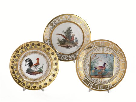TRE PIATTI, FRANCIA, SECOLO XIXin porcellana policroma, cavetti decorati da...