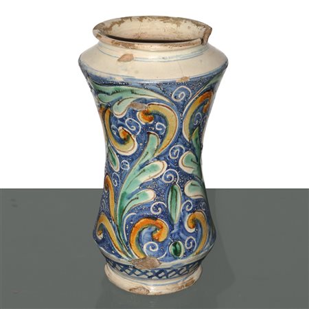 Albarello in maiolica di Caltagirone decorato a motivi vegetali e a larghe foglie