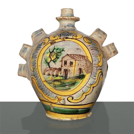 Fiasca poliansata in maiolica di Caltagirone dipinta sul fronte con paesaggio entro cartiglio, 1803