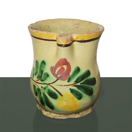 Caraffa in ceramica di Caltagirone decorata con fiore sul fronte, primi 20° secolo