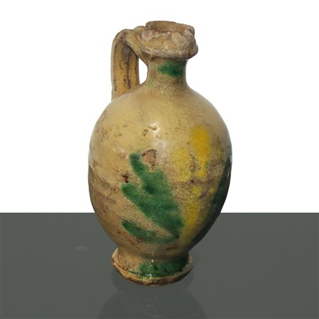 Orciolo in maiolica di Caltagirone invetriata e dipinto policromo su fronte