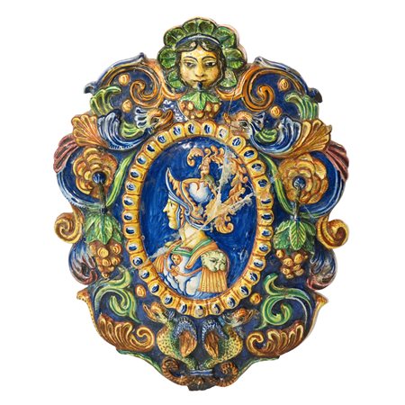 Medaglione in ceramica di Caltagirone policroma e decorata in rilievo con frutti e motivi zoomorfi con figura di paladino al centro, primi 20° secolo
