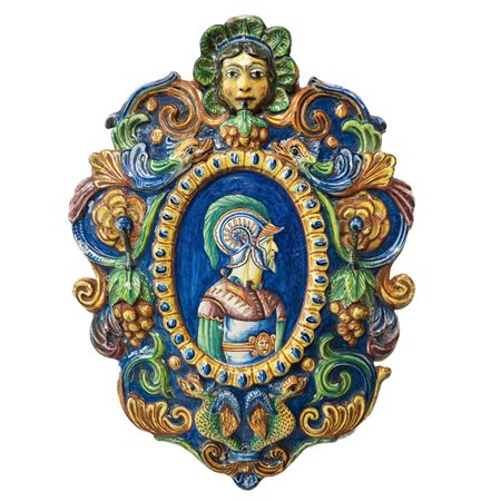 Medaglione in ceramica di Caltagirone policroma e decorata in rilievo con frutti e motivi zoomorfi con figura di paladino al centro, primi 20° secolo