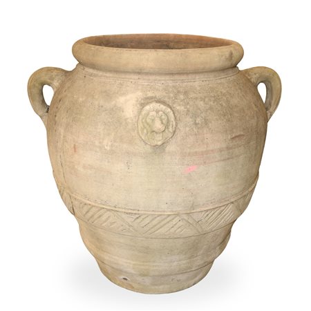 Giara in cotto con manici e leone a rilievo sul fronte