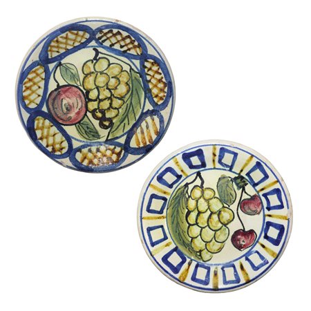N°2 Piatti decorativi in maiolica di Santo Stefano di Camastra con decori di frutta