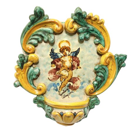Riccardo  Varsallona ceramiche (Caltagirone)  - Acquasantiera in maiolica di Caltagirone dipinta policroma con raffigurazione di un putto