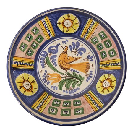 Piatto in maiolica policroma dipinta con raffigurazione di un uccello al centro
